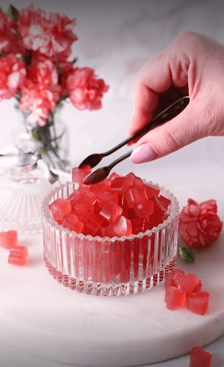 Selbst gemachte Erdbeer-Fruchtgummis in Herzform